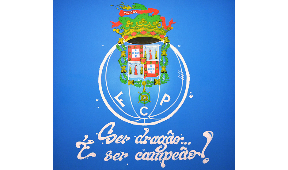 vues finale du logo du club de football sur le mur peint à la main