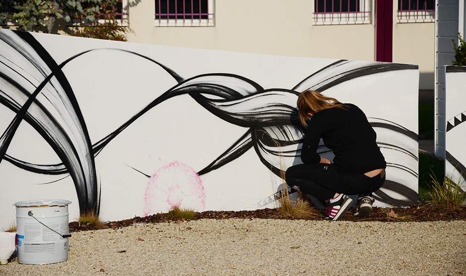 Des touches de pissenlis magentas permettent d'apporter des touches de dynamisme à l'ensemble de la fresque