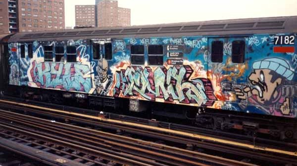 Wagon entièrement recouvert de graffitis
