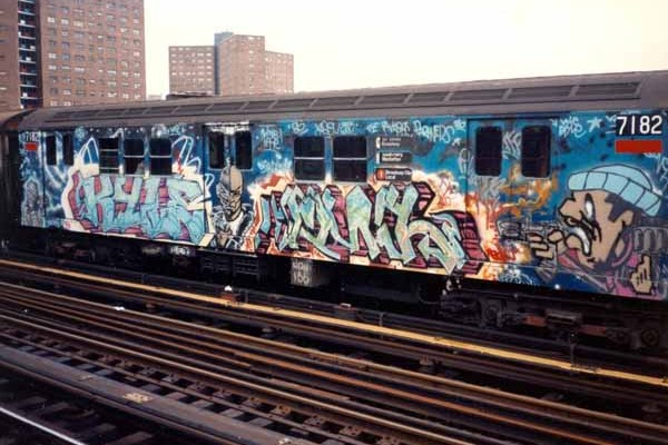 Wagon entièrement recouvert de graffitis