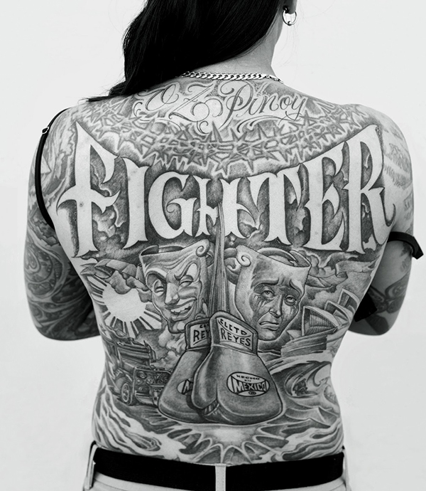 Une femme tatouée vue de dos