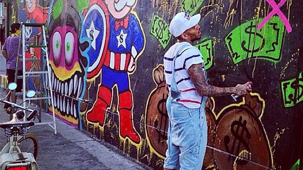 Chris Brown peignant un mur détournant le Monopoly