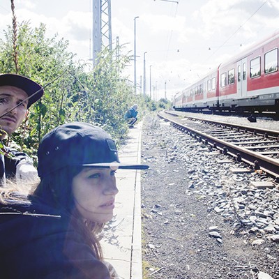 Graffiti artistes devant un train garé sur une voie