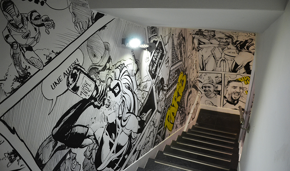 Peinture graffiti décorative dans les escalier du Comic's Bar à Paris