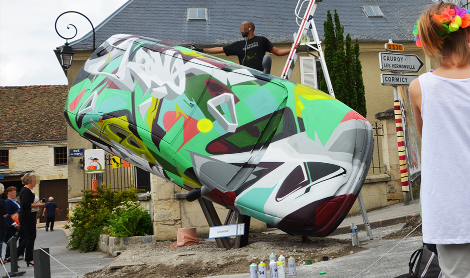 art graffiti performance spectaculaire automobile inclinée