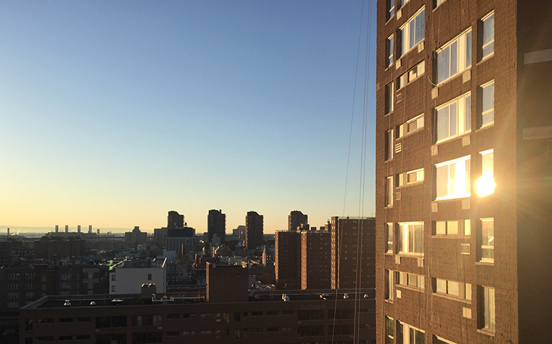 Levé de soleil sur East Harlem, New York USA