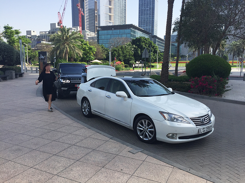 Voiture VTC, Dubai, chauffeur, Uber, blanche, Lexus, palmiers