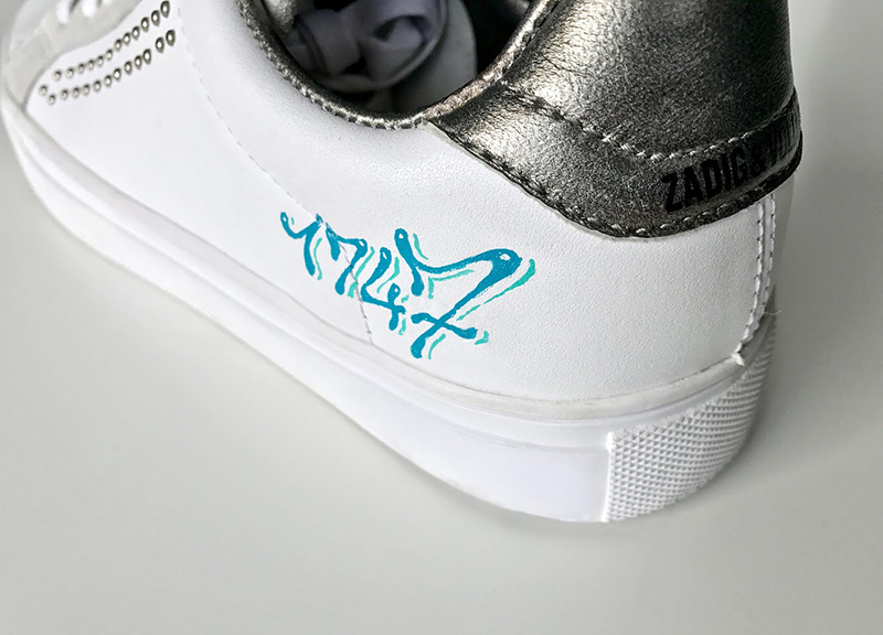 photographie en studio de sneakers customisées