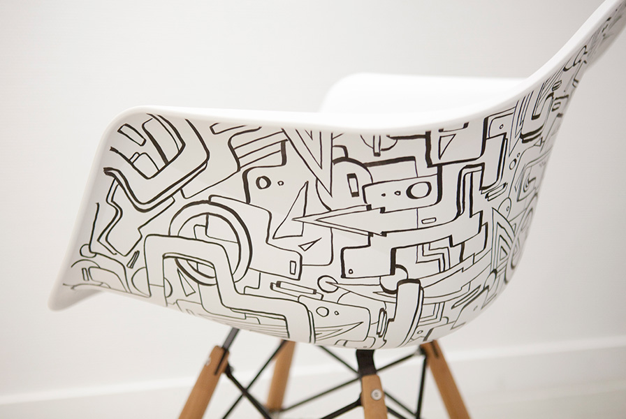 chaise recouverte de motifs graffiti géométrique